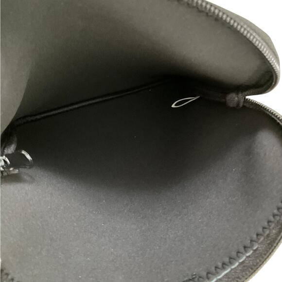 Disney Aulani Mickey Mouse Neoprene IPAD Zippered Cover EUC RARE - Picture 6 of 7